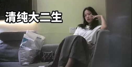 绝对反差!武汉某高校女大学生床前端庄床上骚精彩对话